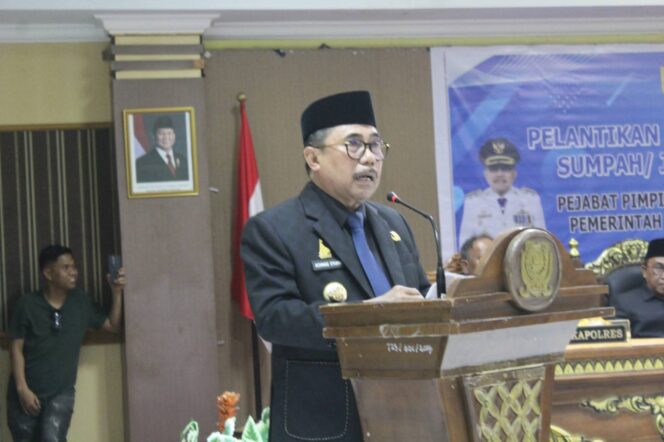 
					Bupati Majene Dr.H.Andi Syukri Tamalele, SE, MM  Memberikan Sambutan Pada Pelantikan 15 Pejabat  Pratama Jum'at  11 Juli 2025 Di Aula Kantor Bupati. 